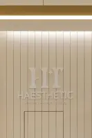 입체 로고가 빛나는 에스테틱 시그니처 월 디자인